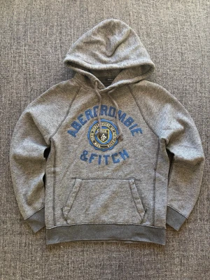 Abercrombie & fitch hoodie  - Säljer nu denna hoodie ifrån “Abercrombie & Fitch” Storlek XS | Grå | Sällsynt modell | Perfekt nu till våren | Obs sliten/vintage design | Frågor och funderingar? Meddela direkt 😊 Obs kan även gå ner i pris vid snabb affär! Fraktas inom 24h 📦
