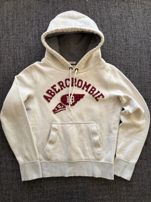 Abercrombie & fitch hoodie ~ 2000’s modell - Säljer nu denna tröjan ifrån ” Abercrombie & F” Storlek S | Sällsynt modell | perfekt nu till våren | Frågor och fundering meddela direkt,😊 Obs kan även gå ner i (pris) vid snabb affär! Fraktas inom 24h 📦 obs sliten design 