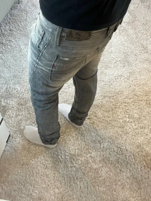 Replay jeans med slitningar  - Replay anbass Jeans | skick 9/10 | Storlek 33/34 | Pris - 599kr | Modellen är ca 181cm lång | Hör av dig vid minsta fråga eller fundering!!