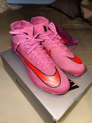 Nike Mercurial Superfly 10 Elite FG - Oanvända Superfly ZM 10. Kvitto finns köpt från Intersport. Skor, påse, box ingår  Finns ej att köpa längre, säljer pågrund av att jag kör med andra skor. Ordinarie pris: 3199kr