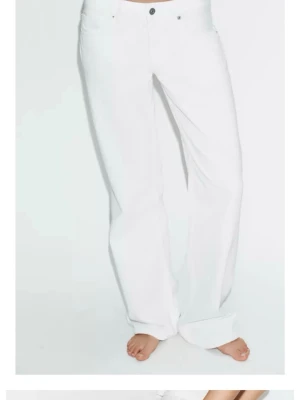 Vita Zara jeans - Säljer mina vita raka Zara jeans med låg/mellan midja. De är bara använda en gång och säljer eftersom de är för långa och även lite stora i midjan men kunde ej skicka tillbaka.