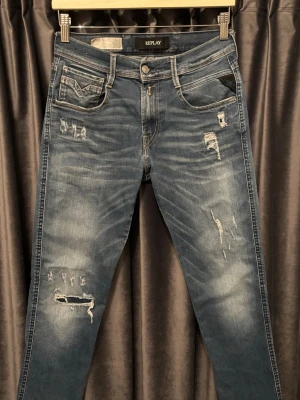 Replay anbass hyperflex  - Replay anbass hyperflex - skick 8/10, fint skick! - storlek 28/32, men de är uppsydda och passar därmed längd 30 - extremt snygga slitningar och wash på dessa jeans! - hör av er vid frågor🙌