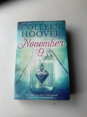 November 9 av Colleen Hoover - November 9 av Colleen Hoover. Tyvärr bruten rygg (se bild) och få annoterade citat (se bild), i övrigt bra skick ✨
