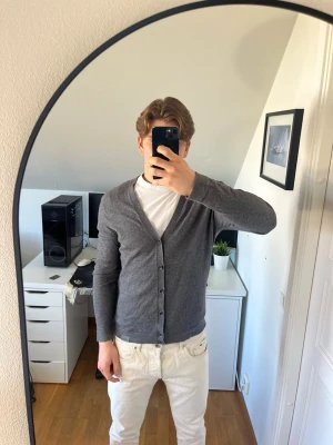 Grå kofta från S.Oliver Premium - Säljer en grå kofta ifrån S.Oliver Premium. Koftan är tillverkad i mjuk bomull. Det följer med en extra knapp. Hör gärna av dig vid frågor!