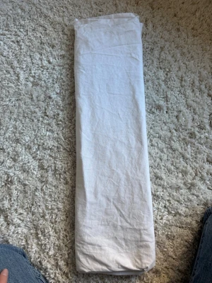 Vitt lakan i bomull - Säljer ett klassiskt vitt lakan (90x200cm) i 100% bomull. Perfekt till sovrummet för en fräsch och enkel stil. Lakanet har en slät yta och är lätt att matcha med andra sängkläder☀️