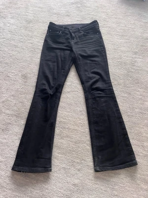 Svarta bootcut Zara jeans - Svarta jeans från Zara. Lågmidjade och bootcut. Storlek 36. 