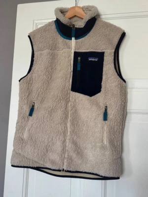 Patagonia fleece väst - Skön och snygg. Storlek M och bra skick inga fel med den
