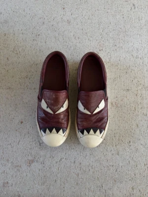 Fendi sneakers - Sneakers från Fendi. Har tyvärr inte kvar några tillbehör men dem är självklart äkta! 