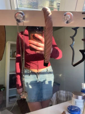 Jättesnygg jeanskjol - Köpte den precis men den passa mig tyvärr inte, jag brukar ha 34cm rakt över 💕💕 men passar xs 