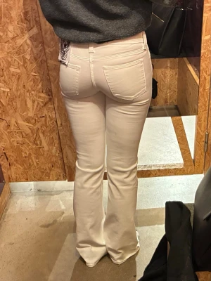 Vita weekday jeans booty bei  - Säljer dessa vita weekday jeans i storlek 25/32🥰🥰modell booty bei