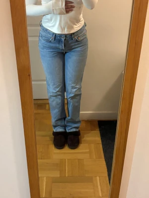 Ljusblå raka jeans från lager 157 icon - Säljer ett par ljusblå jeans från lager157 Jeans med rak passform och klassisk femficksdesign. Jeansen har normal midja och är tillverkade i ett mjukt denimtyg.