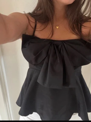 topp bikbok - jättesöt topp ifrån bikbok, lånad bild❣️ helt ny och aldrig använd! skriv för egna bilder och kom gärna med prisförslag