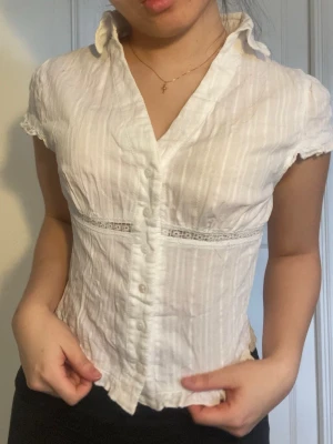 Blus - Fin vit blus med detaljer och krage