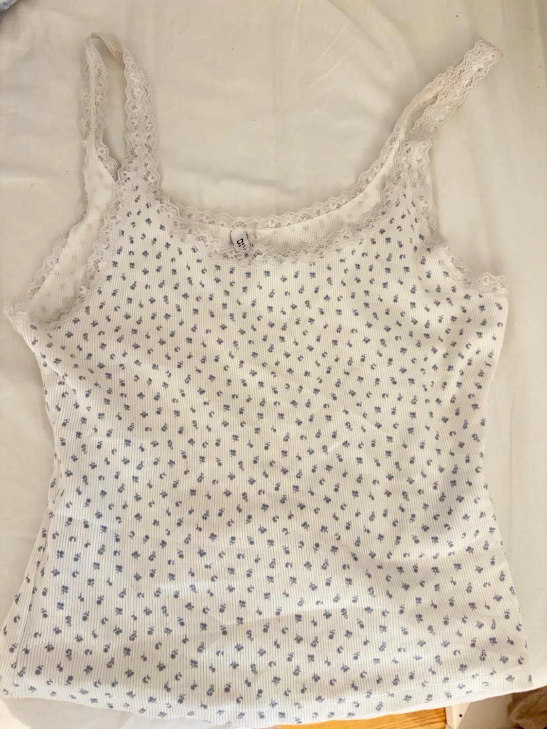 Vit blommig spetslinne