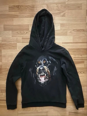 Givenchy rottweiler 2011  - Svart gicenchy rottweiler hoodie ifrån höstkollektionen 2011. Väldigt bra skick 8/10 Inga flaws hör av er om ni har funderingar .