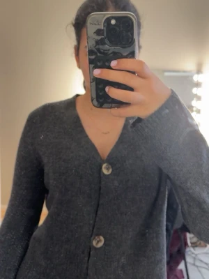kofta / cardigan - kommer med en extra knapp. säljer eftersom jag aldrig använt 😁