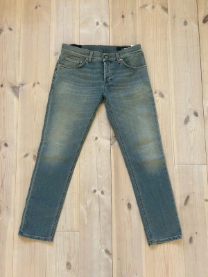 Dondup Jeans - Dondup Jeans i nyskick🙌🏽| Storlek: W31, 40cm/98cm | Vid frågor eller diskussion om pris är det bara att skriva✍🏼| Frakt inom 48h📦