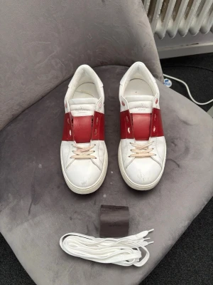 Valentino open - Säljer ett par sjukt snygga Valentino Opens. Endast skorna ingår! Skicket är som på bilderna. Storleken är 41 men sitter som 42. En perfekt sko nu till sommaren. Priset är inte hugget i sten!