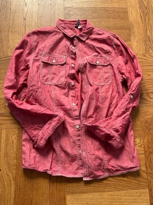 Flanellskjorta från Divided - Fet flanellskjorta i vinröd färg från Divided. Storlek M. Mycket bra skick, behöver vara en strykning vilket görs innan leverans. Skriv vid eventuella funderingar😁