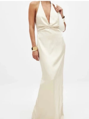 Champagnefärgad långklänning i satin - Såå fin balklänning från NaKd!! finns inte på hemsidan längre, aldrig använd & prislapp på!