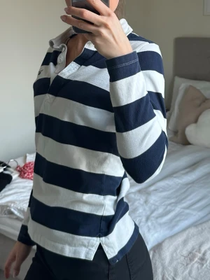 Randig långärmad tröja från Gant - Säljer en klassisk långärmad tröja pike från Gant med breda marinblå och vita ränder. 