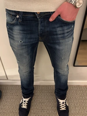 Denim blå jeans slim slitningar Jack & Jones - Tja! Säljer dessa riktigt snygga jeans från Jack & Jones | W30 | Nästintill nyskick! Jag på bilden är 183! | Hör av er vid minsta lilla fundering 🙌