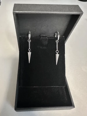 Spike earrings  - Örhängena är aldrig använda och 100 % rost- och nickelfria. Hör gärna av dig om du har några frågor ☺️