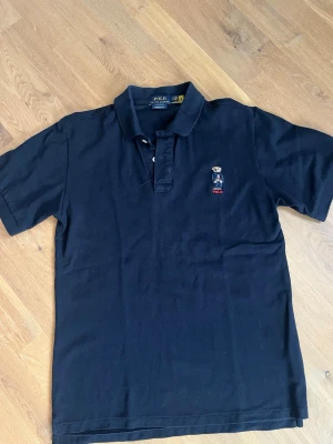 Marinblå piké från Polo Ralph Lauren - Marinblå piké från Polo Ralph Lauren till salu storlek S i bra skick 