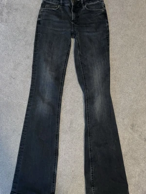 Svarta bootcut jeans från Zara - Snygga svarta bootcut jeans från Zara storlek xs
