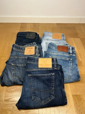 Jeans paket - Vill du uppgradera garderoben eller börja tjäna pengar på återförsäljning? 👖✨ Nu har du chansen! Jeans i eftertraktade storlekar W30-31 L30–34, alla i mycket fint skick. Endast 100kr per par – först till kvarn!