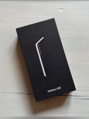 Samsung Galaxy S25 blå buds 3 pro silver - Säljer min Samsung Galaxy S25 (256 GB) i mörkblå färg tillsammans med Samsung Buds 3 Pro.  Båda produkterna är i nyskick – inga repor, inga defekter, fungerar exakt som de ska. Väldigt sparsamt använda.  All originalförpackning och tillbehör ingår. 2 stycken silikonskal ingår också utan extra kostnad.  Nypris för båda ligger på ca 14 280 kr, men jag säljer allt för endast 8 900 kr.  Perfekt paket för dig som vill ha nästan helt nya produkter till ett riktigt bra pris!  Hör av dig vid intresse 🙂