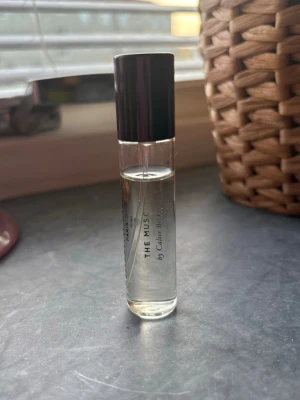 The Musc parfym från Essential Parfums - The Musc av Essential Parfums är en elegant parfym i en smidig, transparent glasflaska med svart plastlock. Doften är skapad av Calice Becker och flaskan har en stilren och modern design som passar perfekt i väskan. 10ml. Se hur mycket som använts