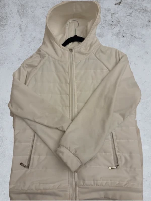 Beige/ vit Cardigan - Jäkla snygg cardigan som passar till alla slags outfits. Är själv sjukt nöjd över den men på senaste har den bara legat i garderoben. Du får alltså mycket för pengarna! Priset är absolut inte skrivet på sten, så bara att hojta till!