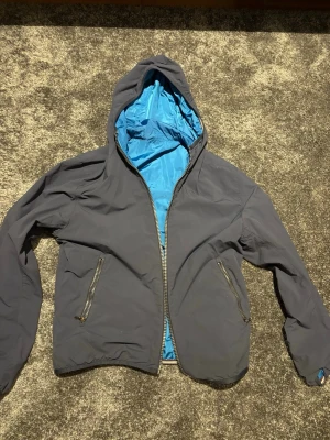 Windbreaker jacka från Colmar  - Windbreaker jacka från Colmar. Går att veckla ut o in så har man två olika färger. Inga skavanker och är skapligt ny. Bra kvalité. Storlek 50 passar då som M