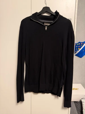 Svart stickad tröja med halvzip - Stilren halfzip från jack and jones! Passar mycket bra till i stort sätt allt. Säljer på grund av att den var något för stor. Inga skador eller sånt. Den är lite tunnare så perfekt nu när våren och sammaren står runt hörnet! Hör gärna av er vid frågor!