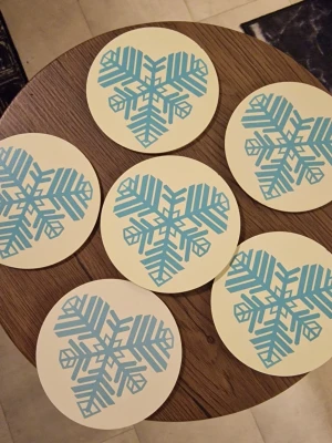 Glasunderlägg snöflinga färg,  6-pack - Unika glasunderlägg snöflinga färg. 6-pack träunderlägg. Värmetåliga och halkfria. 10 x 10 cm.