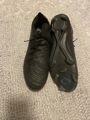 Svarta Nike fotbollskor elite - Säljer ett par helsvarta fotbollsskor för jag inte använder de och har endast gjort de ett fåtal gånger nypris 3000  BOX O PÅSE INGÅR