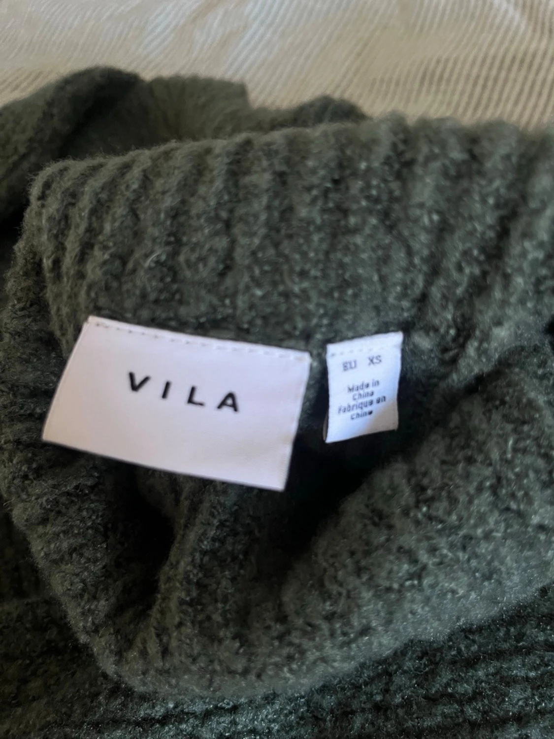 Grön stickad tröja med volanger Vila - 1