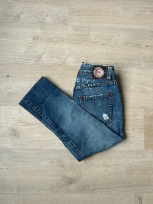 Blåa Vintage Y2K Dsquared2 Jeans Slim Fit W28 - Fina Dsquared2 Jeans i blå färg. Jeansen är i mycket bra skick och sparsamt använda. |  Äkta som allt annat jag säljer! ✅ |  Storlek: W28 | Skick: Mycket Bra Skick | Färg: Blå | Märke: DSQ2 | Modell: Jeans |  Hör gärna av dig vid frågor så svarar jag så fort jag kan! 😁|   (Sku - 63)