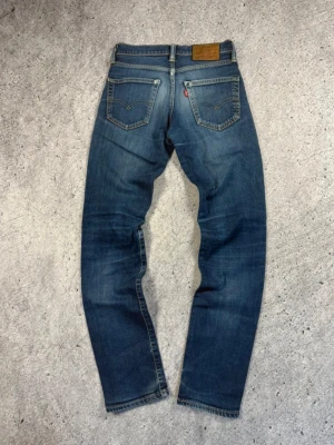 Blå Levi's 511 slim jeans - Säljer ett par blå Levi's 511 slim jeans med snygg tvätt. W27 L32. Hör bara av er vid frågor👍