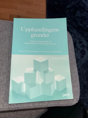 Upphandlingens grunder - Upphandlingens grunder sjunde upplagan, (senaste)  Använd av mig ett par veckor, köpt ny. Behövs om man studerar offentliga inköp/upphandling 📚 ISBN: 9789172239661  Fint skick 😊   