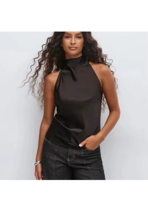 Svart halterneck topp i satin - Säljer min fina topp, använd 1 gång !!! Strl 36