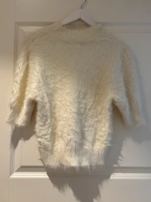 Fluffig mjuk tröja  - Jätte fin, söt och gosig tröja ifrån Carin Wester. Har bara använt den fåtal gånger, så inga defekter 😊 hör av er vid frågor 💕