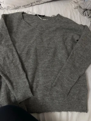 Stickad tröja från lager  - Säljer denna stickade tröjan från lager i storlek xs då den ej kommer till användning längre