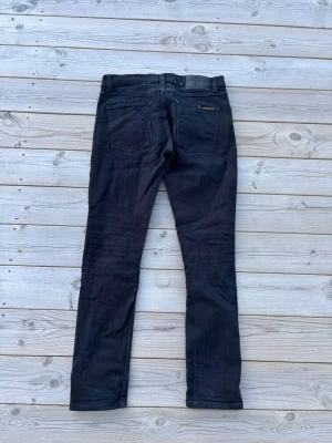 Nudie jeans lean dean - Säljer dessa feta svarta nudie jeans i den populära modellen lean dean! Storlek W31,L32! De är i mycket fint skick, inga defekter hittas! Kom gärna med frågor och prisförslag 😊