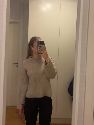 Beige stickad tröja med rund hals - Mysig beige stickad tröja. Jag säljer denna tröjan då jag tycker den är lite liten för min smak. Jättefin tröja från arket. Nypris 999kr 