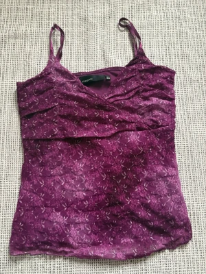 Lila glittrig topp  - Snygg lila linnetopp från KappAhl med tunna axelband och omlott-detalj framtill. Mycket bra skick.