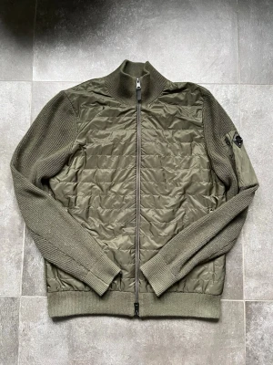 J.lindberg cardigan  - Tjena, säljer nu denna riktigt snygga och populära j.lindberg cardiganen i färgen khaki/mörkgrön, den är i bra skick utöver några noppror, hör av er vid frågor och funderingar🙌🤝 