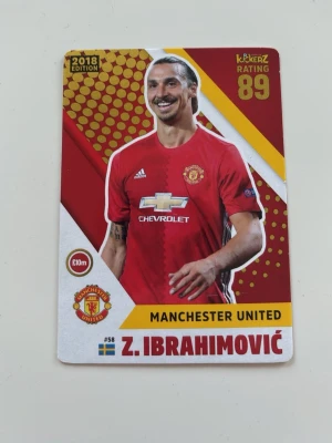 Fotbollssamlarkort Ibrahimović - Samlarkort från 2018 med Zlatan Ibrahimović i Manchester Uniteds röda matchtröja. Kortet har detaljer i guld, vitt och rött samt spelarstatistik och landslagsinfo på baksidan. Perfekt för dig som gillar fotboll och samlar på sportkort. Pris kan diskuteras, fråga på! 