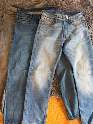 Weekday Space jeans Straight Relaxed - Alla storlek w28 l30 mörkblå och ljusblå 250kr styck grå 150kr alla tillsammans 500kr